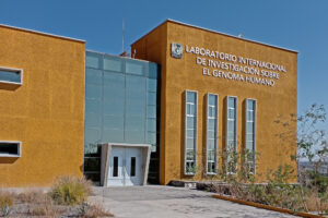 Image of the front entrance of the International Laboratory for Human Genome Research (LIIGH). Imagen de la fachada principal del Laboratorio Internacional de Investigación sobre el Genoma Humano (LIIGH).